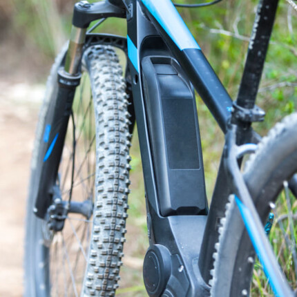 ¿Cuánto dura la batería de una bicicleta eléctrica y de qué depende?